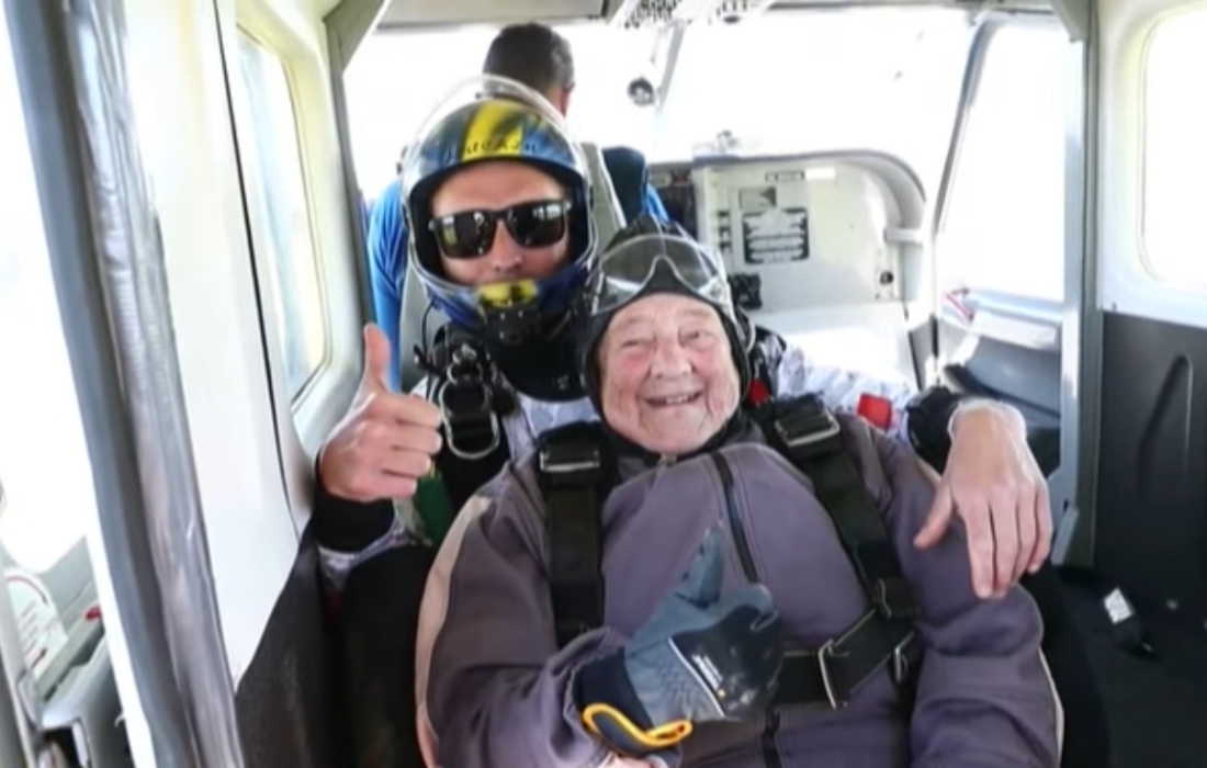 Con 103 años, rompe récord de la persona más anciana en saltar de paracaídas