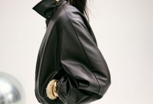 Descubre cómo Stradivarius explora las proporciones en su reciente lanzamiento de ropa con volumen.