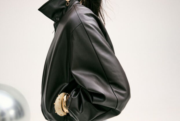 Descubre cómo Stradivarius explora las proporciones en su reciente lanzamiento de ropa con volumen.