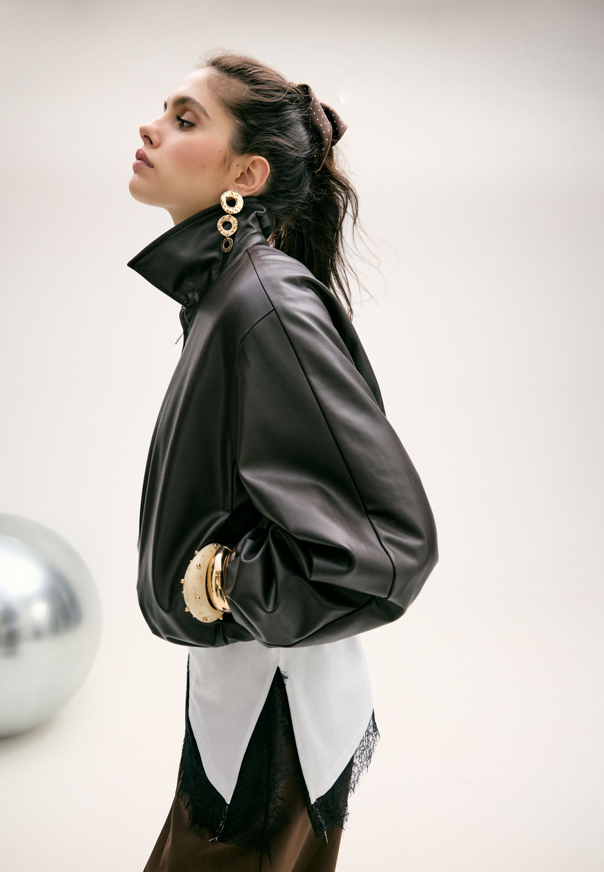 Descubre cómo Stradivarius explora las proporciones en su reciente lanzamiento de ropa con volumen.