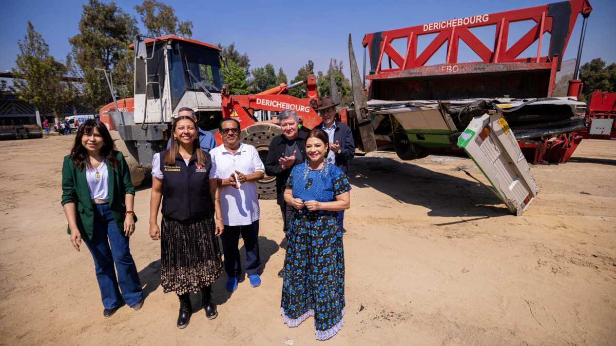 La jefa de Gobierno de CDMX anuncia incentivos para retirar microbuses viejos y fomentar el uso de vehículos eléctricos.