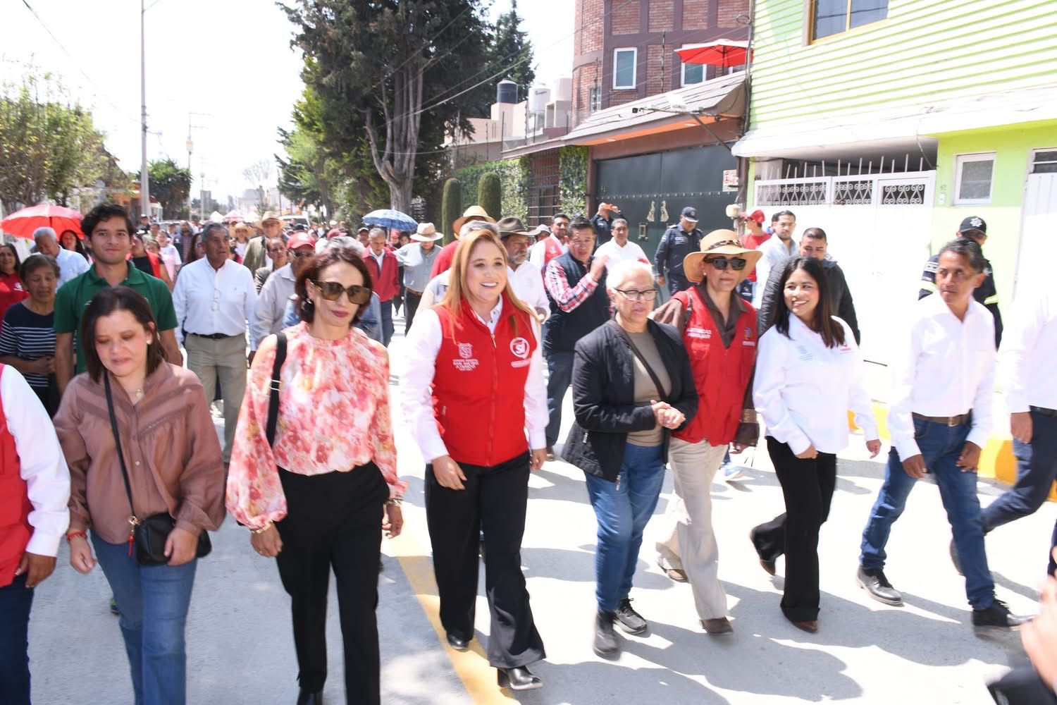 La presidenta Ana Muñiz reafirma su compromiso con la comunidad al recorrer obras en el fraccionamiento Santa Elena.