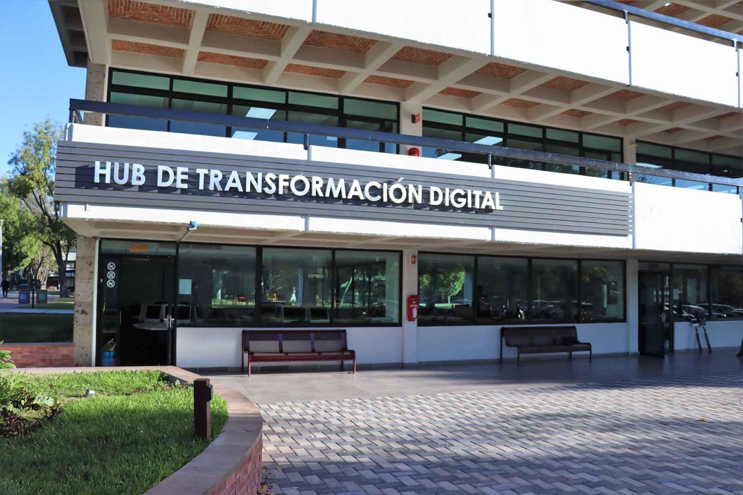 Descubre cómo el Hub de Transformación Digital de UAG fomenta la innovación y formación tecnológica en estudiantes.