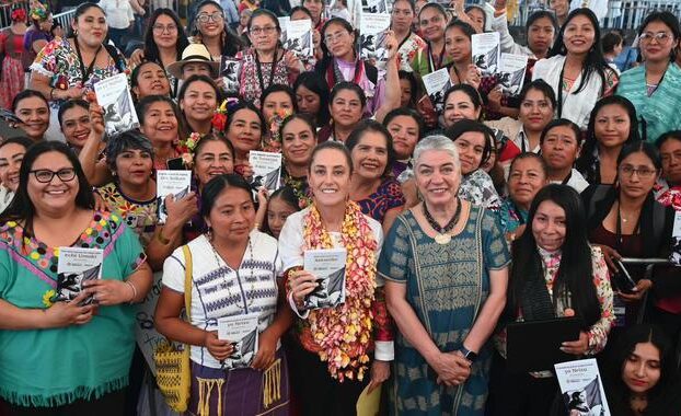 La Presidenta Claudia Sheinbaum reconoce a traductoras indígenas y lanza la cartilla de derechos en 67 lenguas.