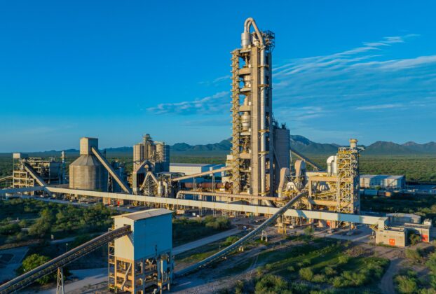 Descubre cómo Holcim México logra disminuir emisiones específicas y promueve la economía circular en sus procesos.