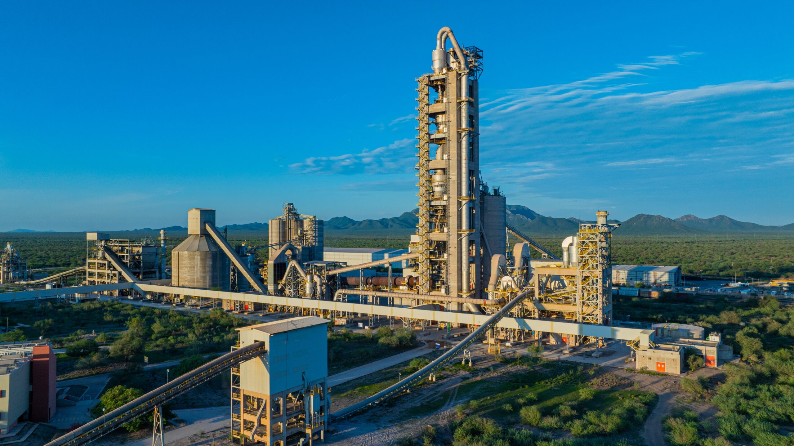 Descubre cómo Holcim México logra disminuir emisiones específicas y promueve la economía circular en sus procesos.