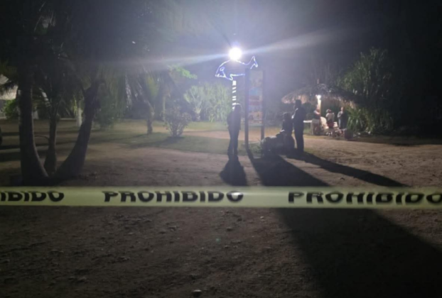 Cuatro personas muertas en un restaurante de Playa Ventura reavivan la crisis de seguridad en Acapulco, afectando al turismo.