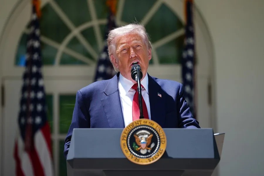 Donald Trump reitera que los carteles de narcotráfico controlan México y amenaza con intervenir si el país no actúa.