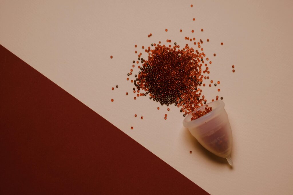 Explora la intersección entre salud menstrual y sexualidad en el contexto de la cultura pop moderna.