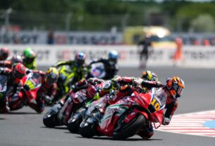 Luca Marini brilla en el Balaton Park, superando dificultades y consolidándose como favorito en la competencia.