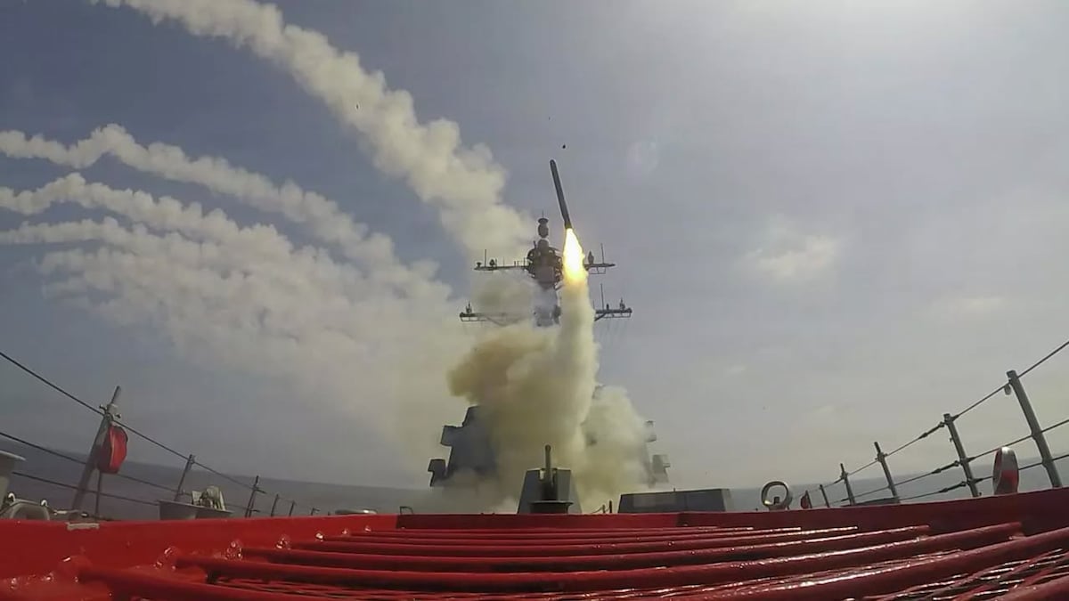 Irán responde a bombardeos de Estados Unidos acusándolo de violar un acuerdo de tregua en la región del Golfo.