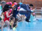 El cantante Zohran Mamdani da la bienvenida al verano neoyorquino lanzándose a una piscina en East Harlem. Descubre esta original celebración.