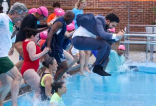 El cantante Zohran Mamdani da la bienvenida al verano neoyorquino lanzándose a una piscina en East Harlem. Descubre esta original celebración.