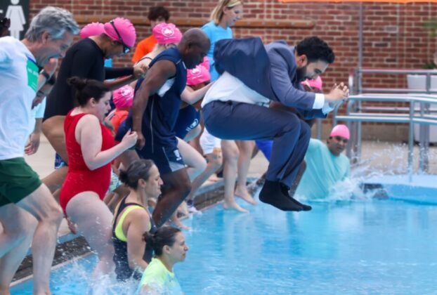 El cantante Zohran Mamdani da la bienvenida al verano neoyorquino lanzándose a una piscina en East Harlem. Descubre esta original celebración.