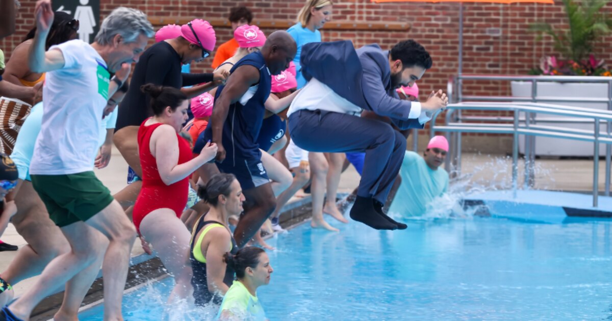El cantante Zohran Mamdani da la bienvenida al verano neoyorquino lanzándose a una piscina en East Harlem. Descubre esta original celebración.