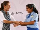 La Presidenta Claudia Sheinbaum llevó a cabo la entrega de la Beca Rita Cetina, beneficiando a millones de estudiantes en el país.