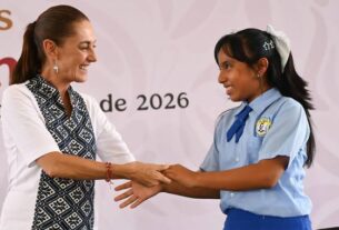 La Presidenta Claudia Sheinbaum llevó a cabo la entrega de la Beca Rita Cetina, beneficiando a millones de estudiantes en el país.