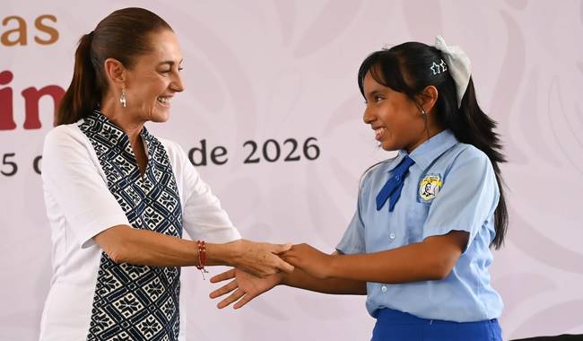 La Presidenta Claudia Sheinbaum llevó a cabo la entrega de la Beca Rita Cetina, beneficiando a millones de estudiantes en el país.