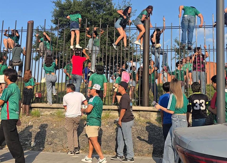 Con el inicio del encuentro mundialista, las autoridades instan a los aficionados a evitar las aglomeraciones en el Parque Fundidora.