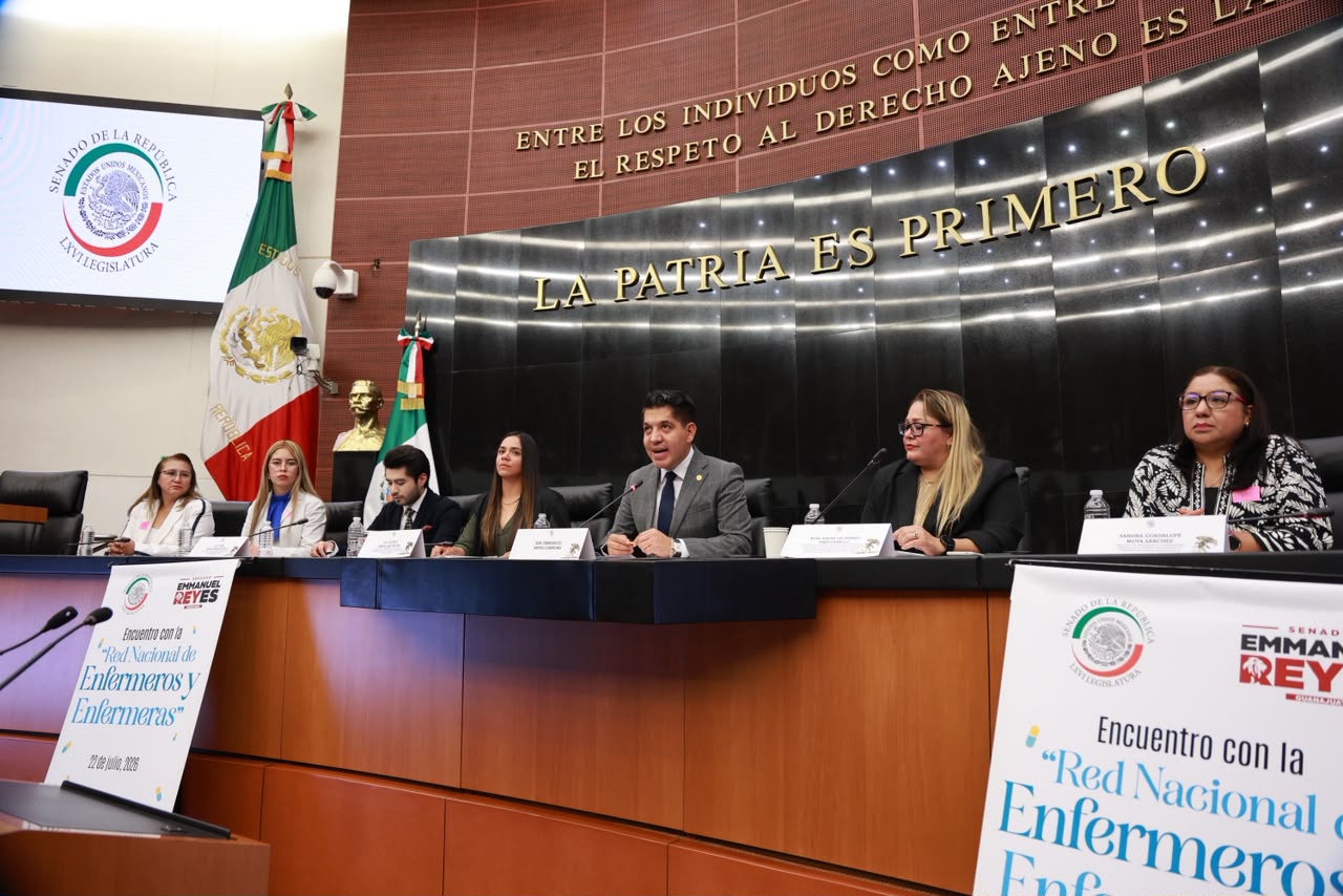 El senador Emmanuel Reyes impulsa reformas en salud mediante el Primer Parlamento Nacional de Enfermería, un evento inédito en el país.