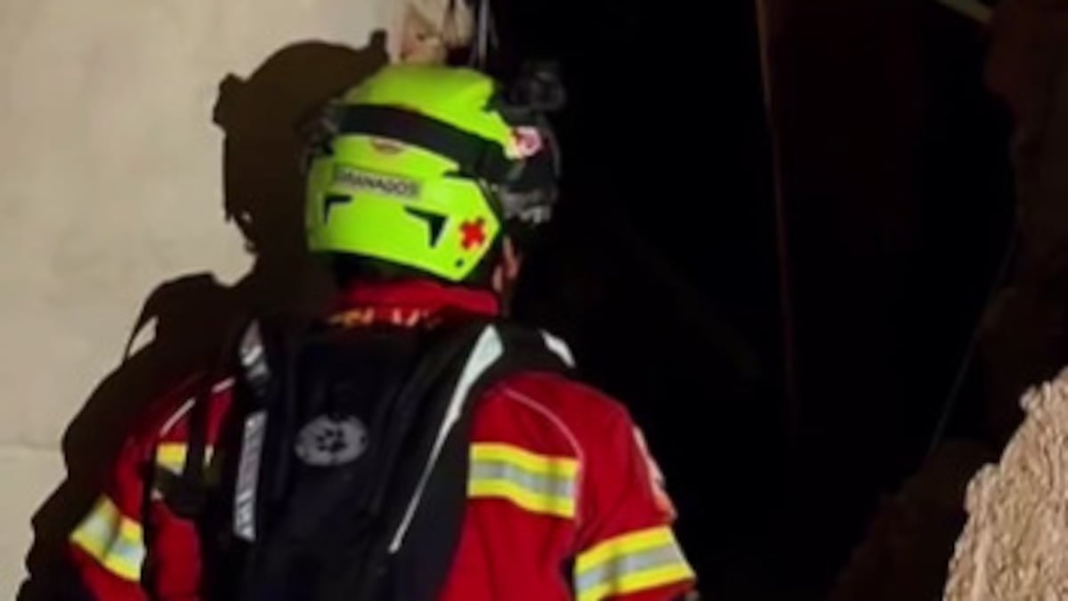 La Cruz Roja Mexicana apoya en el rescate de un hombre en Residencias Sol Marino Garden en Venezuela.