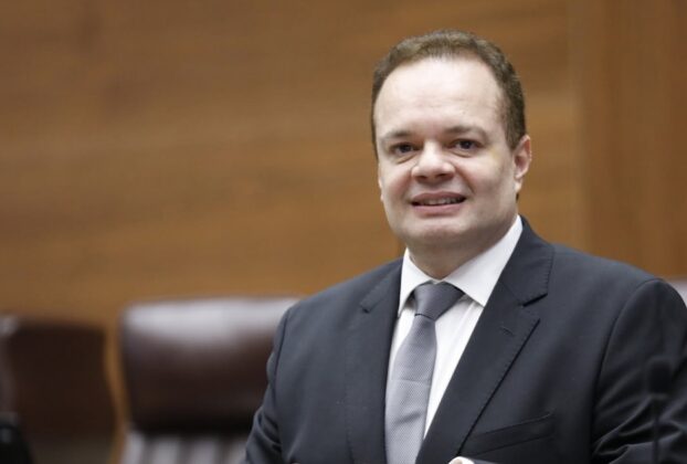 El diputado Gonzalo Ramírez propone una investigación sobre los gastos de las universidades públicas en Costa Rica, tras ser cuestionados.