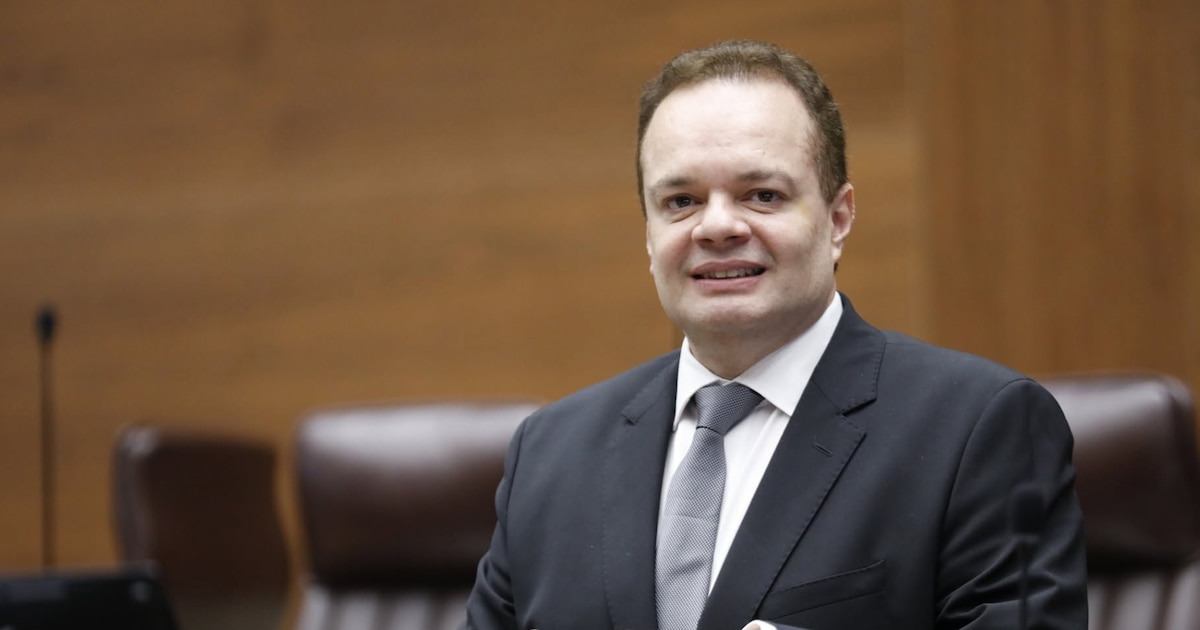 El diputado Gonzalo Ramírez propone una investigación sobre los gastos de las universidades públicas en Costa Rica, tras ser cuestionados.