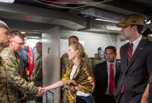 Altos líderes estadounidenses supervisan el despliegue de asistencia en Venezuela tras los recientes terremotos devastadores.