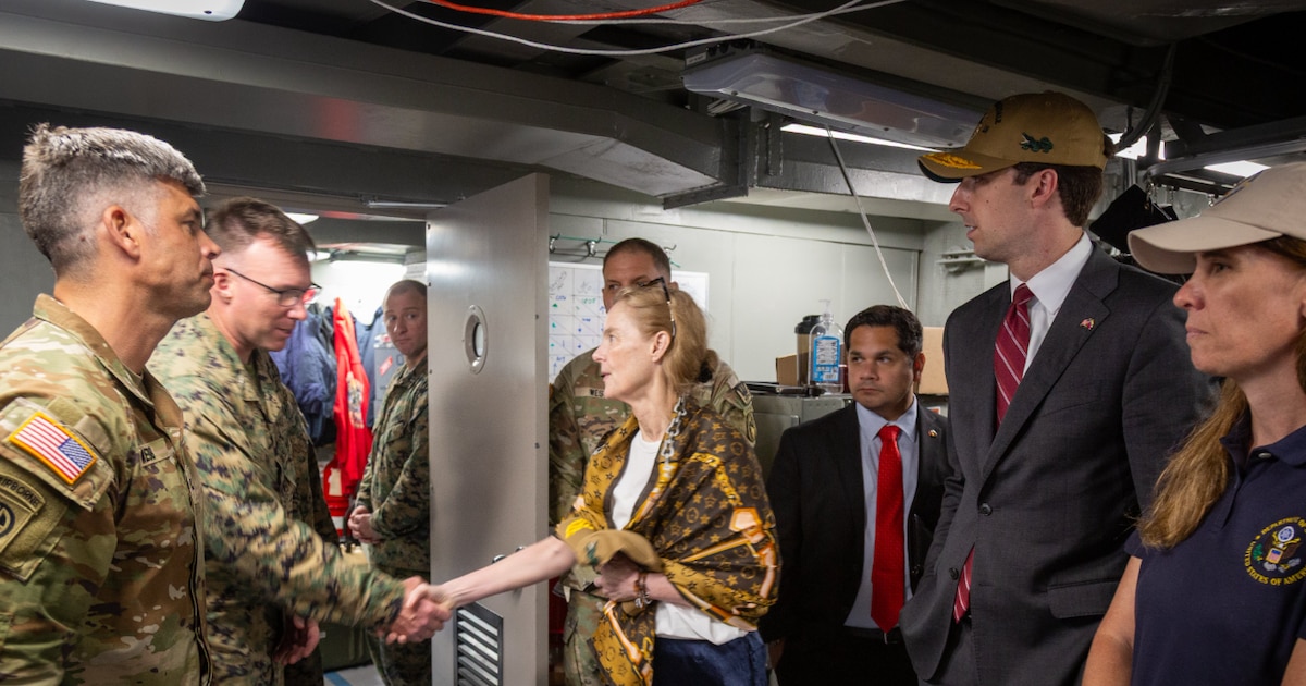 Altos líderes estadounidenses supervisan el despliegue de asistencia en Venezuela tras los recientes terremotos devastadores.
