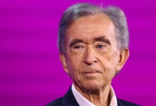 El magnate francés Bernard Arnault defiende la unidad familiar tras rumores sobre su sucesión y agradece el apoyo recibido.