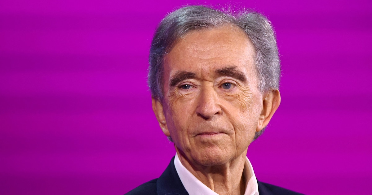 El magnate francés Bernard Arnault defiende la unidad familiar tras rumores sobre su sucesión y agradece el apoyo recibido.
