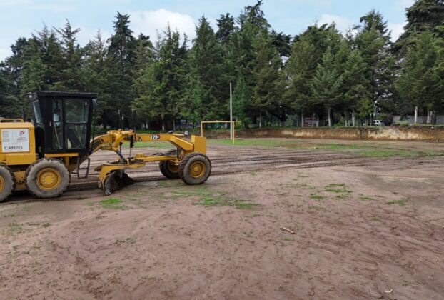 El Gobierno del Estado de México mejora canchas de fútbol rurales con maquinaria especializada, impulsando la cultura futbolera en comunidades.