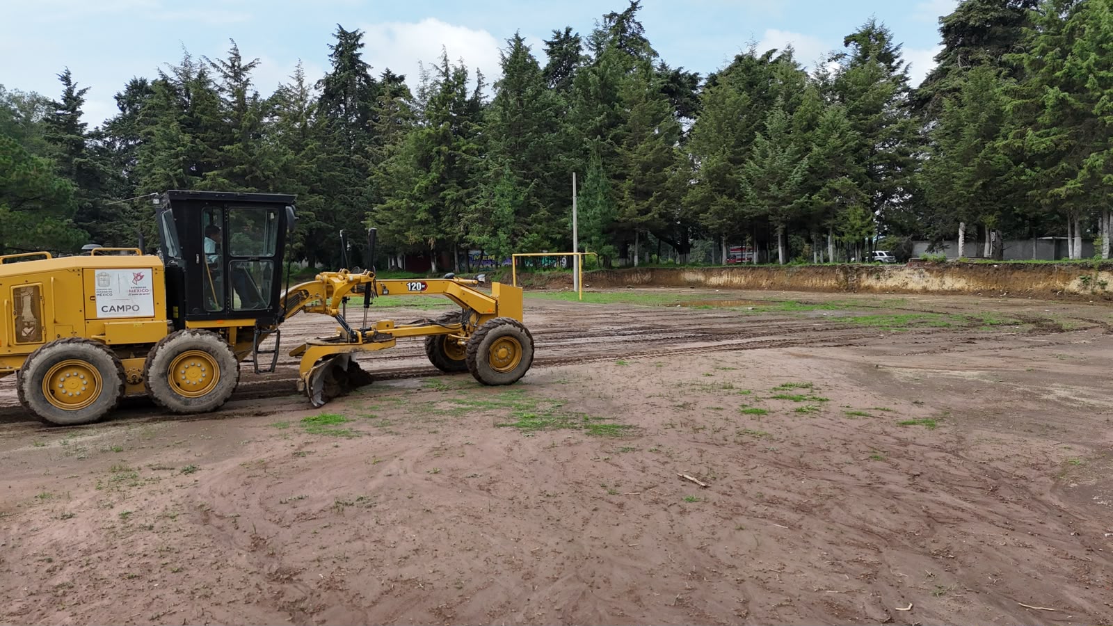 El Gobierno del Estado de México mejora canchas de fútbol rurales con maquinaria especializada, impulsando la cultura futbolera en comunidades.