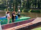 El proyecto Mujeres sobre acallis transforma la cultura de Xochimilco mediante actividades que buscan preservar la navegación tradicional.