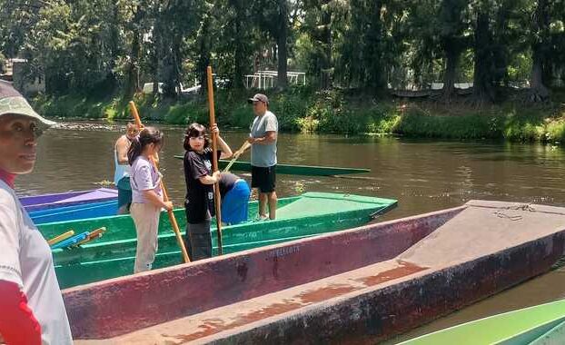 El proyecto Mujeres sobre acallis transforma la cultura de Xochimilco mediante actividades que buscan preservar la navegación tradicional.