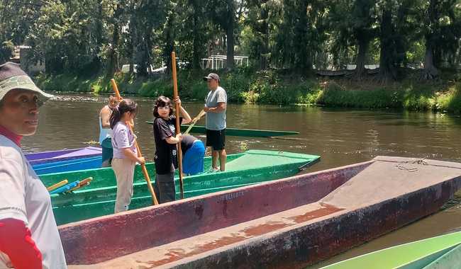 El proyecto Mujeres sobre acallis transforma la cultura de Xochimilco mediante actividades que buscan preservar la navegación tradicional.