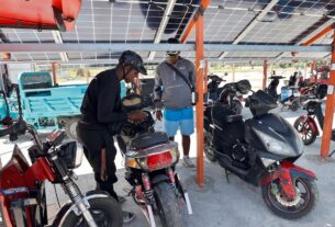 Descubre cómo los paneles solares han transformado la vida cotidiana en Cuba en medio de apagones constantes.