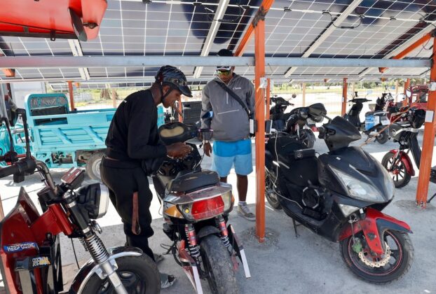 Descubre cómo los paneles solares han transformado la vida cotidiana en Cuba en medio de apagones constantes.