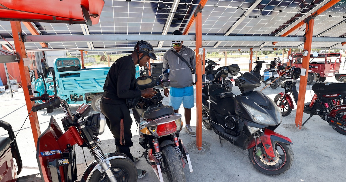 Descubre cómo los paneles solares han transformado la vida cotidiana en Cuba en medio de apagones constantes.