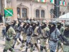 Los asistentes al Desfile Cívico-Militar en Monterrey aplaudieron con fervor a los soldados que participaron en el evento.