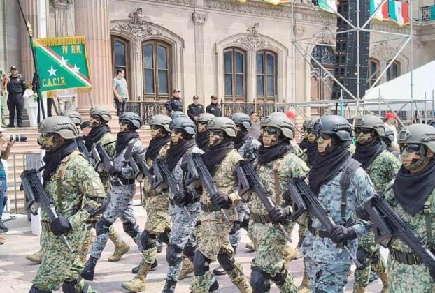 Los asistentes al Desfile Cívico-Militar en Monterrey aplaudieron con fervor a los soldados que participaron en el evento.