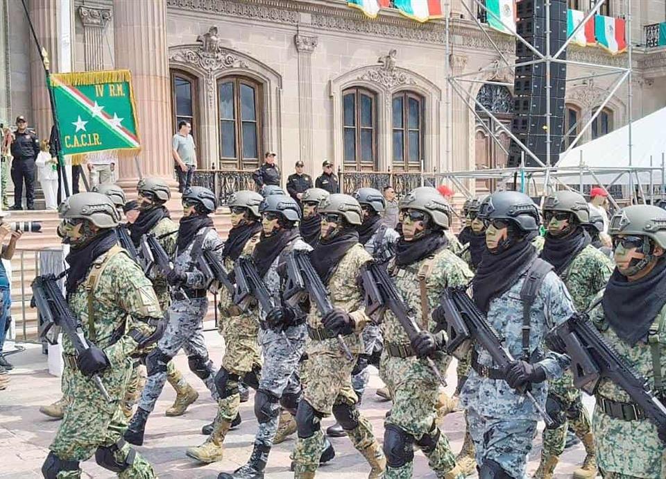 Los asistentes al Desfile Cívico-Militar en Monterrey aplaudieron con fervor a los soldados que participaron en el evento.