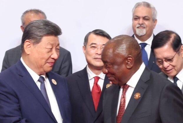 Cyril Ramaphosa suspende actividades debido a una enfermedad mientras se escuchan rumores sobre la salud de Xi Jinping.