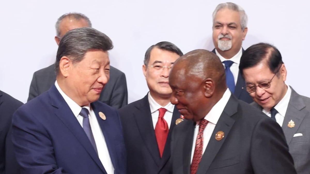 Cyril Ramaphosa suspende actividades debido a una enfermedad mientras se escuchan rumores sobre la salud de Xi Jinping.