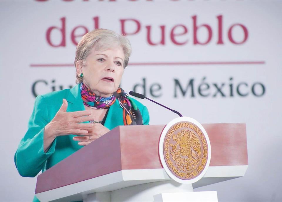 Alicia Bárcena anuncia medidas enfocadas en el transporte e industria para reducir emisiones en la Zona Metropolitana.