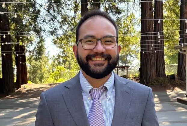 Jonathan McKinsey, destacado periodista, fue asesinado bajo circunstancias polémicas, incluyendo acusaciones de abuso infantil.
