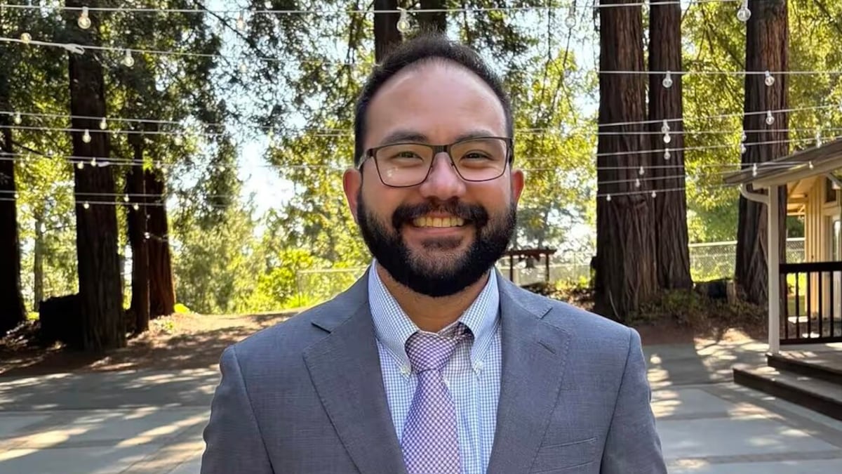 Jonathan McKinsey, destacado periodista, fue asesinado bajo circunstancias polémicas, incluyendo acusaciones de abuso infantil.