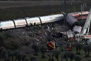 Las autoridades analizan un error de orden como desencadenante del trágico choque de trenes en España, que dejó numerosas víctimas.