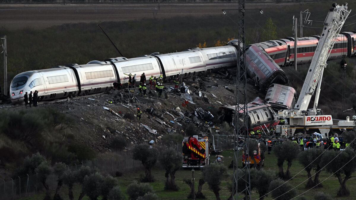 Las autoridades analizan un error de orden como desencadenante del trágico choque de trenes en España, que dejó numerosas víctimas.