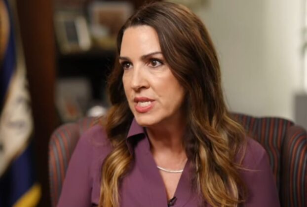Sara Carter declara que perseguirá a políticos que colaboren con cárteles, marcando un cambio en la lucha antidrogas.